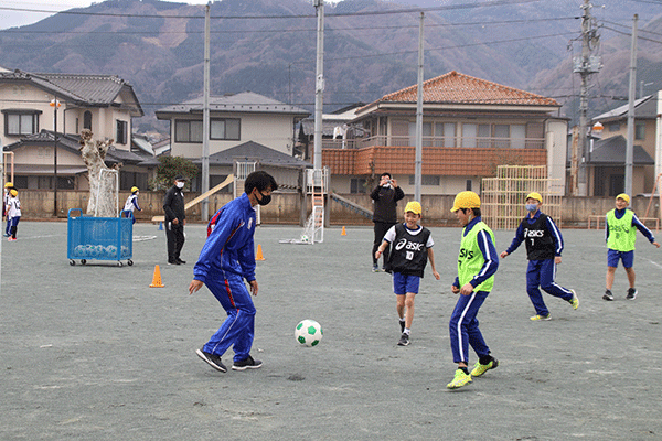韮崎小で山梨学院高サッカー部が特別授業 Webtoday